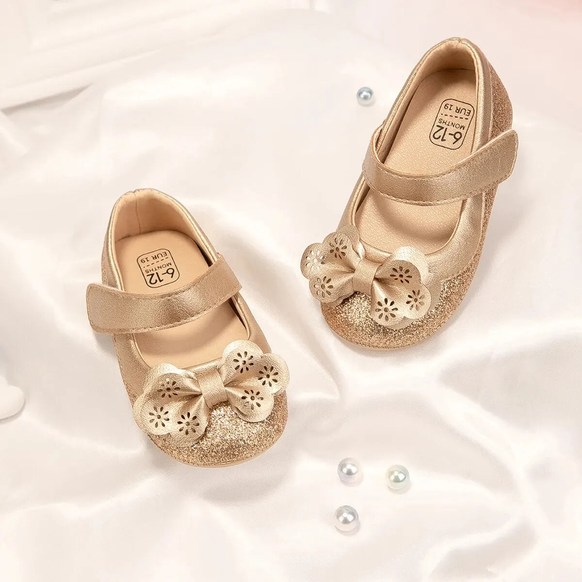 Sapato Bebê Princesa com Laço Dourado Antiderrapante